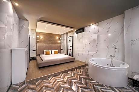 Queen Suite with Fireplace