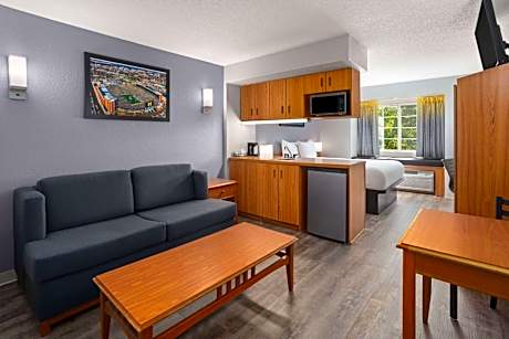 Studio Queen Suite - Non-Smoking