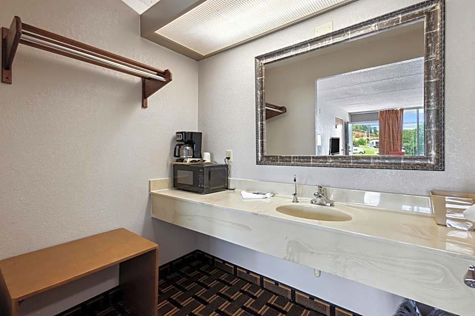 Relax inn by OYO Greeneville Near Hwy US-321