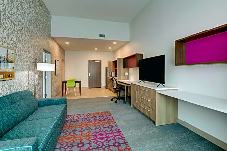 1King Mobility/Hearing Access Ri Shower Suite