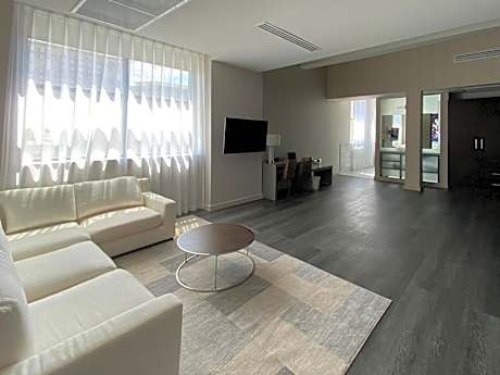 Deluxe King Suite