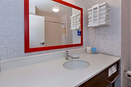 2 Queens Mobility/Hearing Access Tub Suite Ns