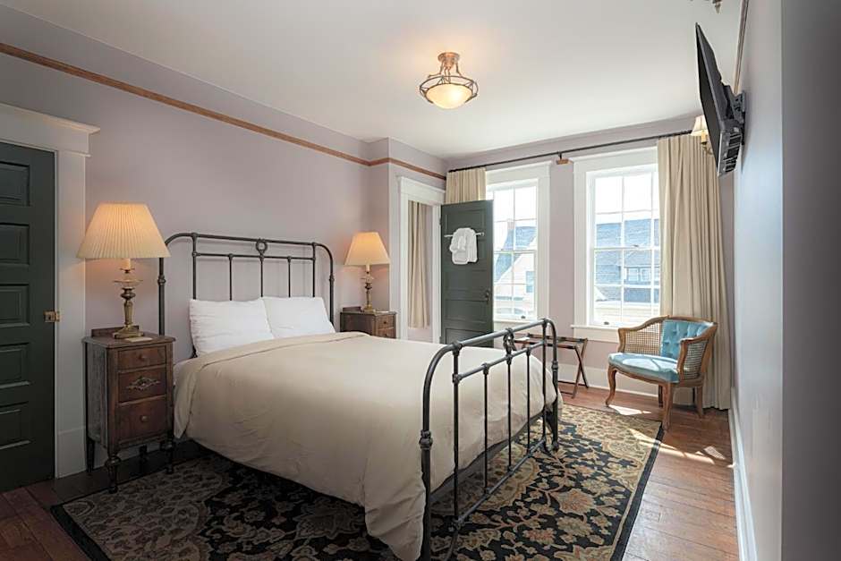 The NuWray Hotel & Carriage House