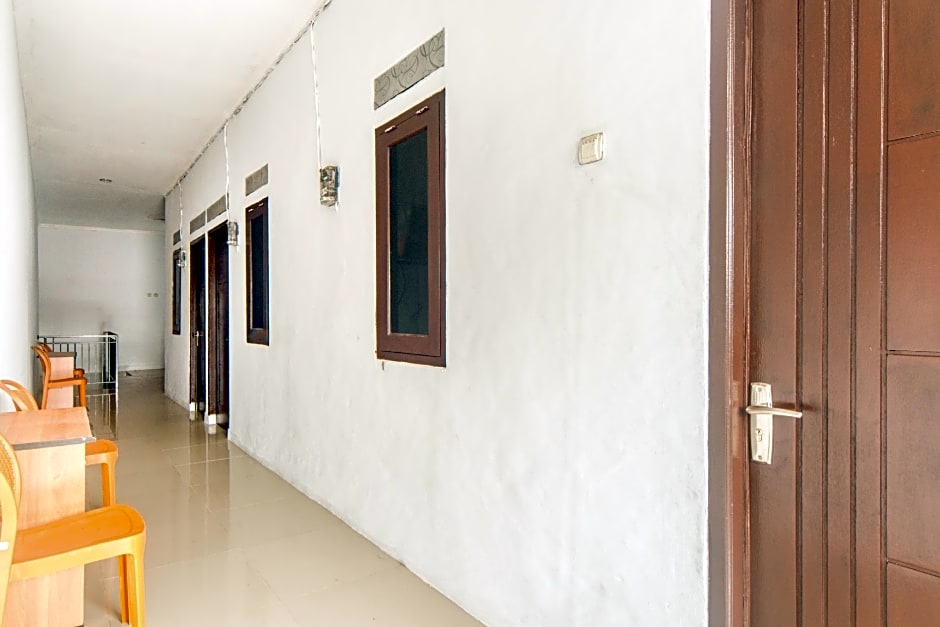 RedDoorz near Graha Cijantung Mall