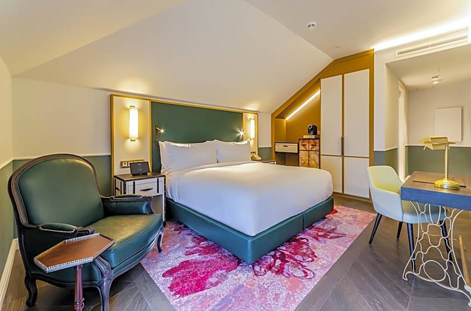 The Emerald House Lisbon, Curio Collection by Hilton