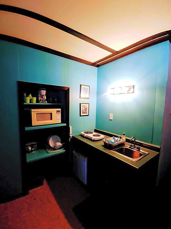 Dwight Riverside Inn