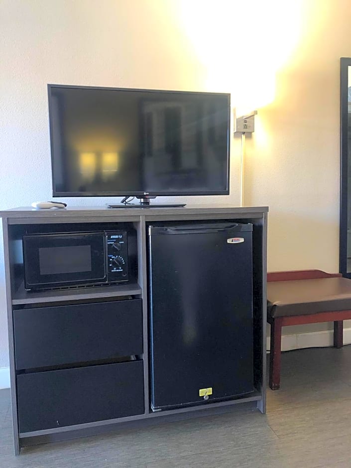 Super 8 by Wyndham Orangeburg Near I-26