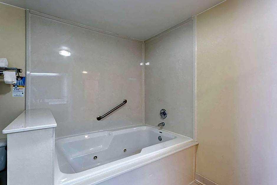 Photo 1 of 2 of 1 King Bed, Accessible, Whirlpool