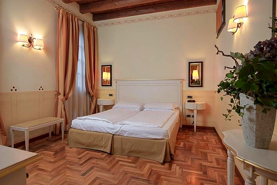 Hotel Villa Policreti