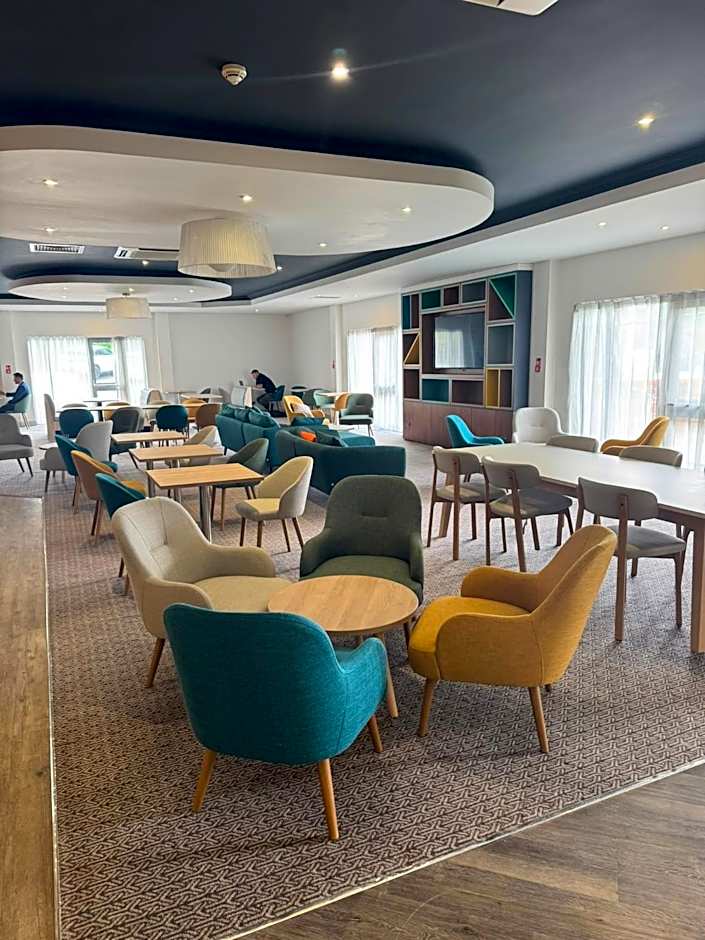 Holiday Inn Cardiff - North M4 By IHG