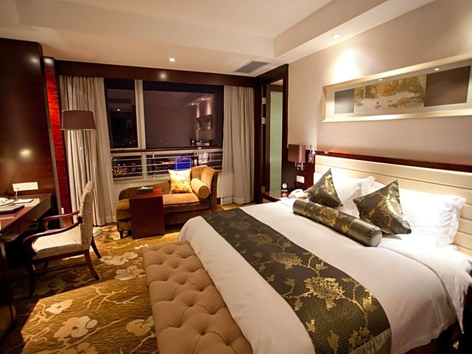 Photo 1 of 4 of Standard 1 King Bed, City View