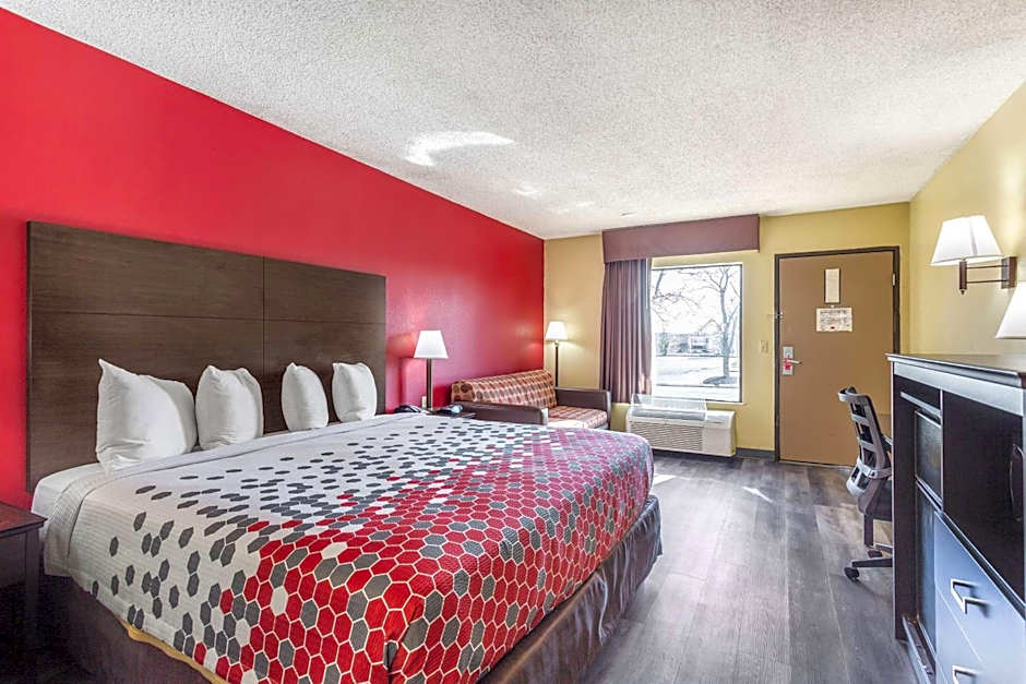 Econo Lodge & Suites Clarksville near Governors Square Mall