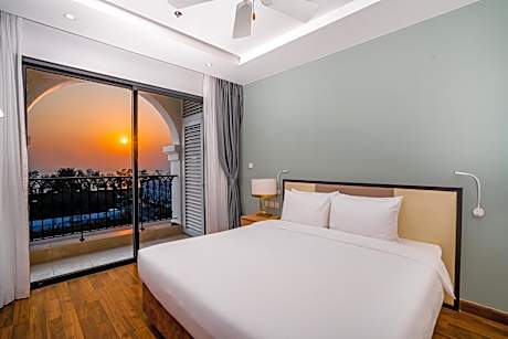 Superior King Room with Pool View