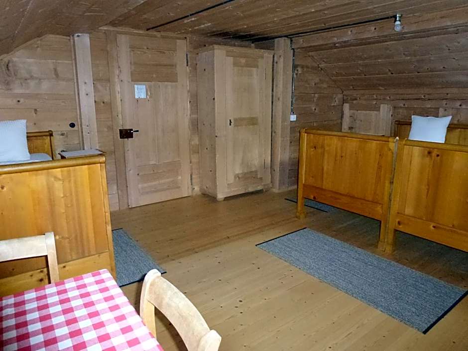 Foto 1 di 10 di Triple Room with Shared Bathroom