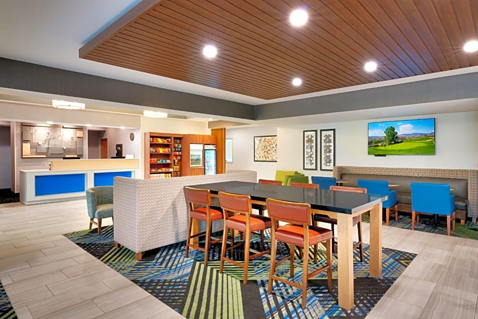 Holiday Inn Express & Suites Mitchell By IHG