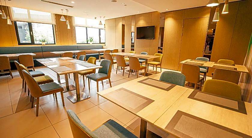 Holiday Inn Express Yingkou Onelong Plaza By IHG