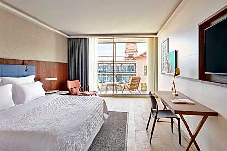 Superior Contemporary King Room with Partial Sea View