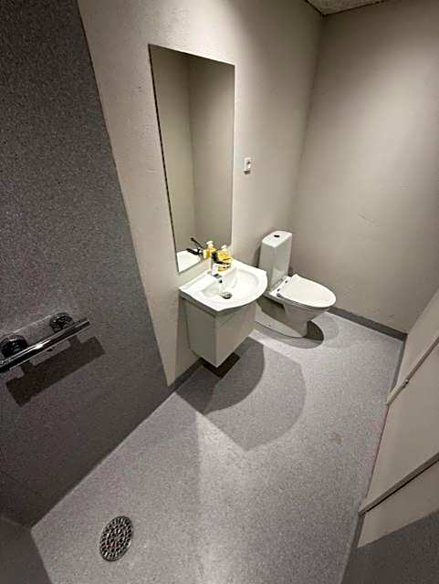 Folsted - Værelse 204 med eget badeværelse og fri parkering