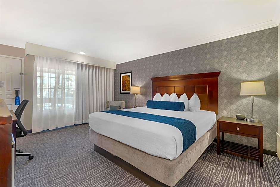 Best Western Plus Carriage Inn