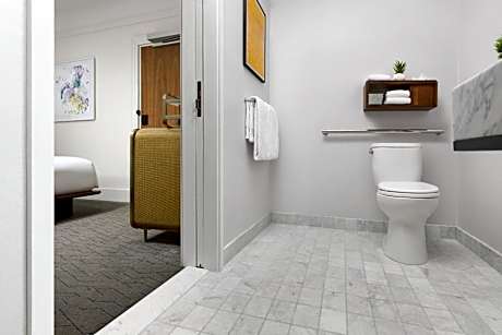 Deluxe King Room with Roll-In Shower - Disability Access