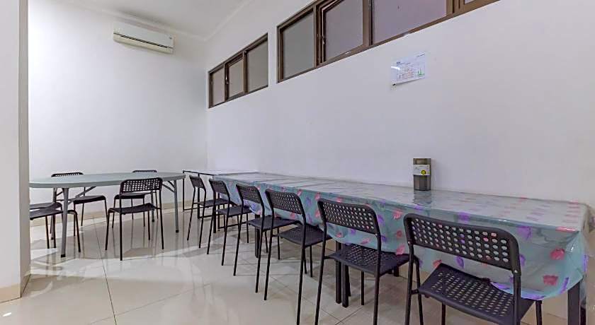 RedDoorz near Kiara Artha Park