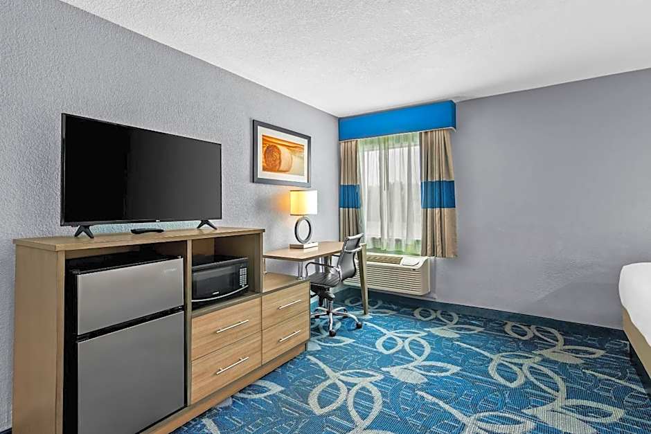 Quality Inn Shawnee North I-40