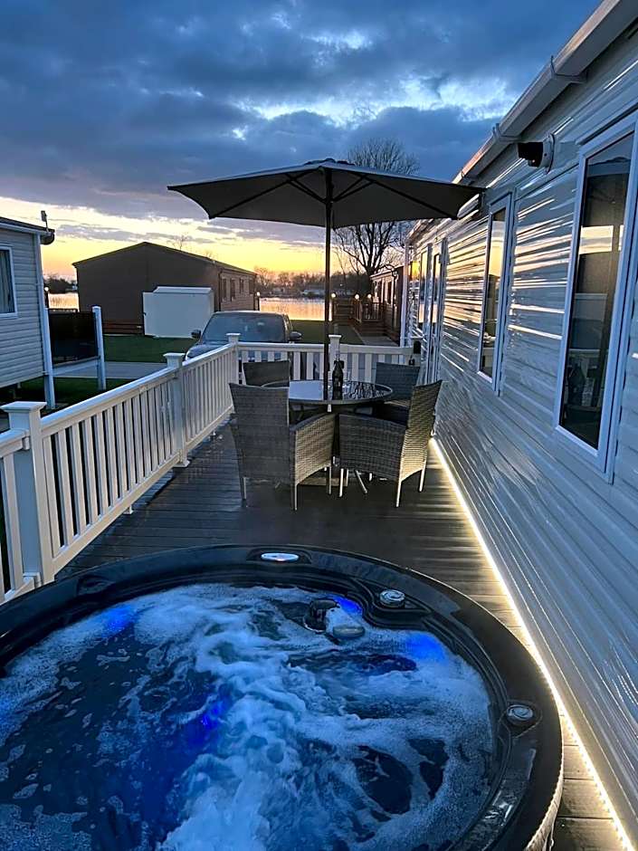 Hot Tub Breaks at 35 Merlin Point Tattershall