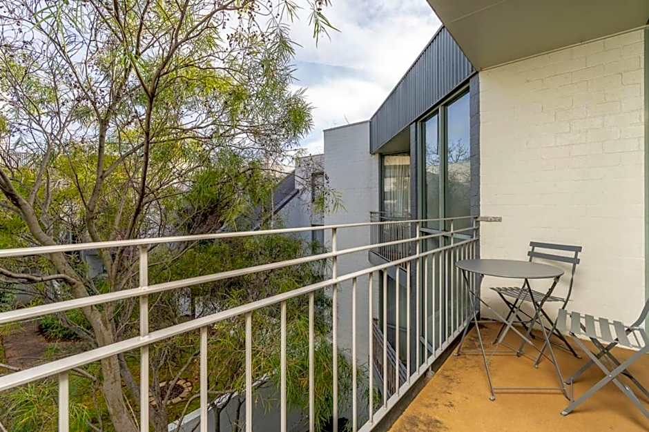 Howitt Place Apt minutes to Parliamentary Triangle - Hosted by Canstay