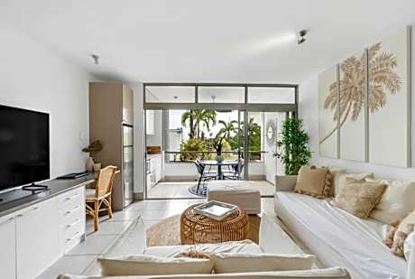 WanderLust - Little Slice of Heaven on Macrossan Str