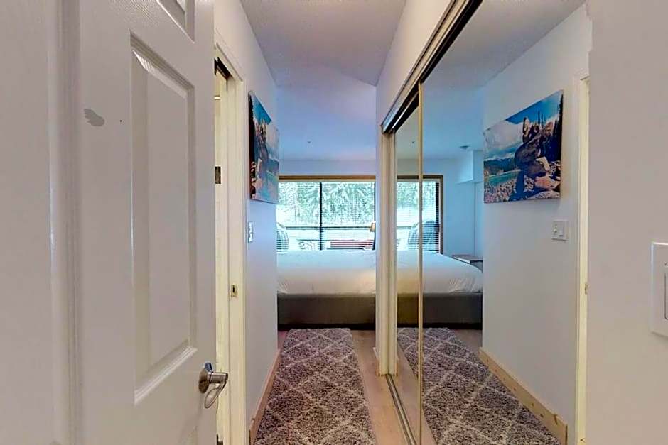 Ski inSki out - Steam shower - Roof top Hot tub- Air Conditioning