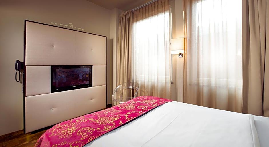 Home Hotel Folketeateret