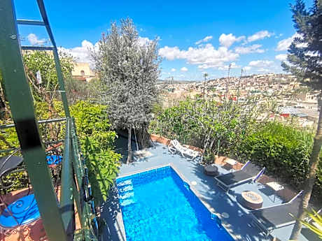Charmant appartement avec terrasse privee,Jardin et piscine à 10 minutes à pied