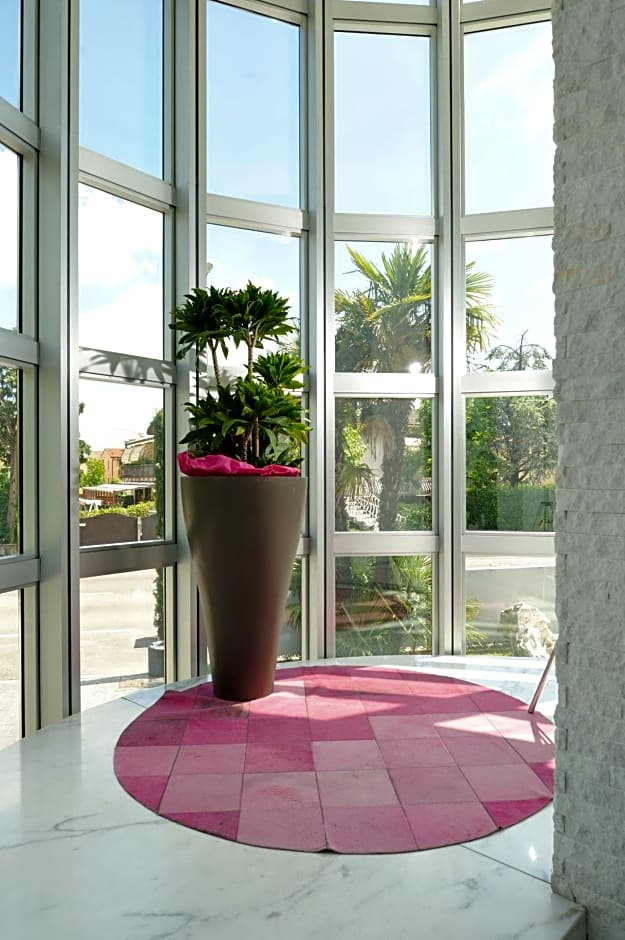 Hotel In - Lounge Room
