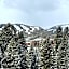 NEW! Marriott Slope View Ski & Summer Luxury Studio Sleeps 4 Full kitchen, Amenities & Paid Parking