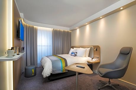 Junior suite with king bed and Terrace