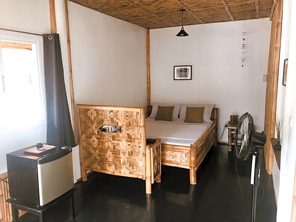 Everyday Sunday Hotel & Cafe