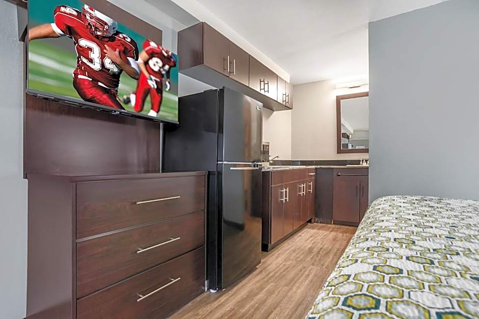 HomeTowne Studios by Red Roof Montgomery - Midtown