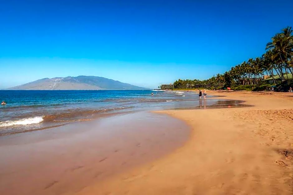 Renovated Condo - 3 Min Walk to Toes in the Sand!