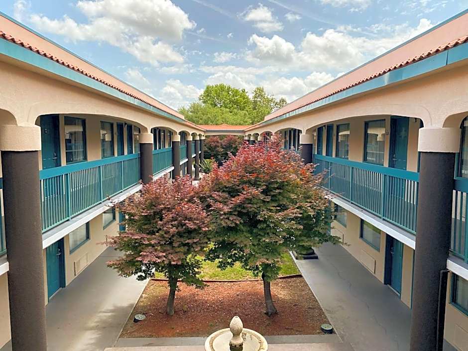 Studio 6 Savannah, GA- Gateway & I-95