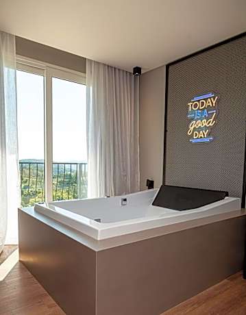 Queen Suite with Spa Bath