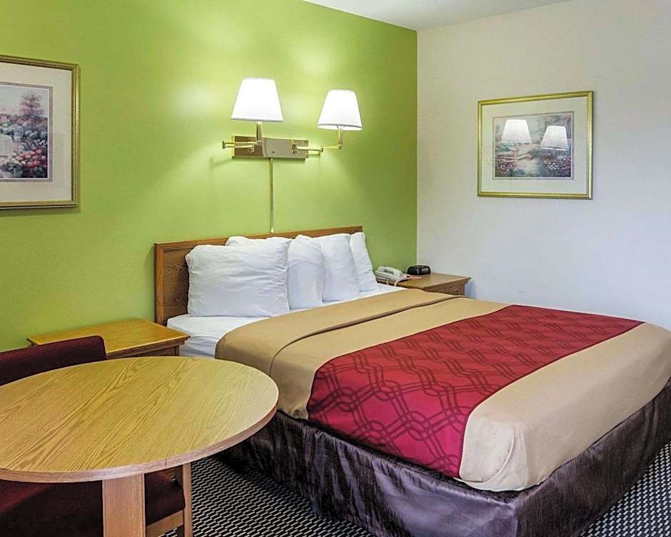 Econo Lodge Lawrence near University