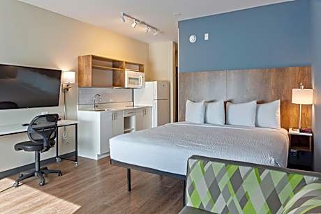 Deluxe Studio with 1 King Bed - Non-Smoking