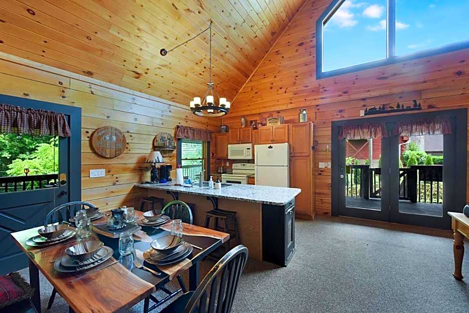 Ryes and Shine Bootlegger's Cabin! Hot Tub* Pool* Arcade* Billiards *EV * Pet Friendly