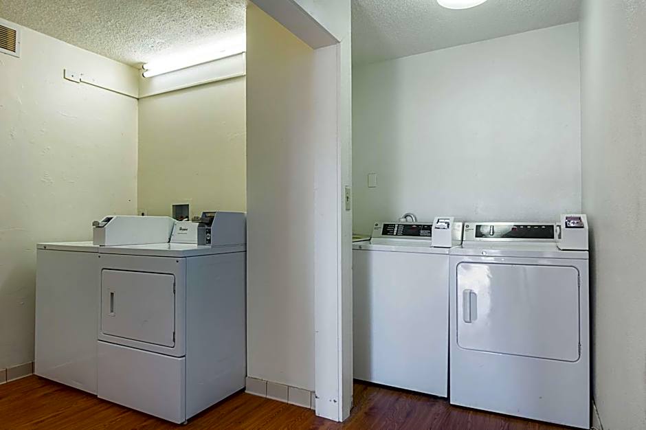 Motel 6-Newnan, GA
