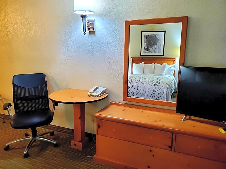 Days Inn and Suites by Wyndham Downtown Missoula-University