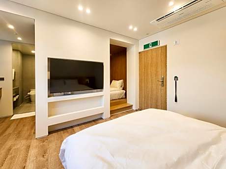 Double or Twin Room with Mountain View