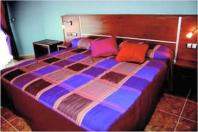 La Familia Gallo Rojo