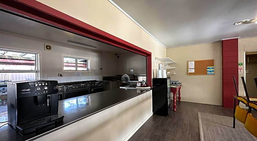 The Crossing Lodge and Backpackers