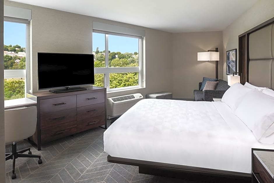 Holiday Inn Boston Logan Airport - Chelsea, an IHG Hotel