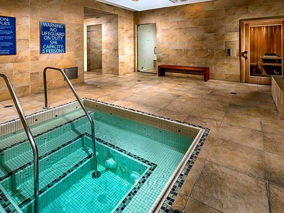 Cozy 2 Bedroom 2 Bathroom Condo with Pool, Gym, Spa